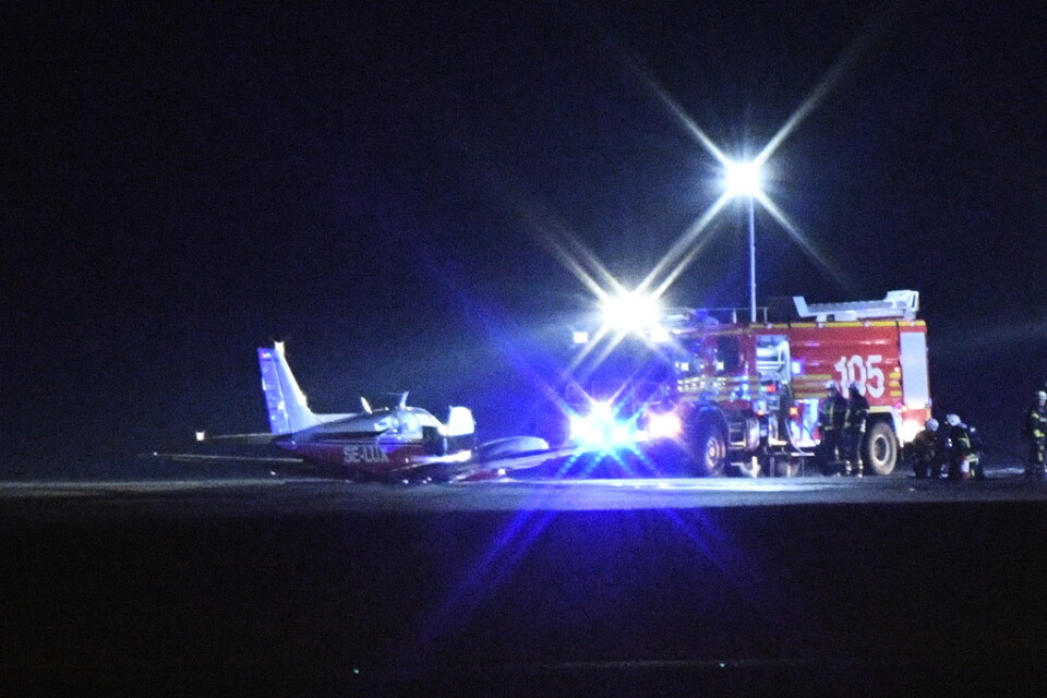 Ett mindre plan har havererat på Malmö Airport. De två personerna ombord klarade sig oskadda.