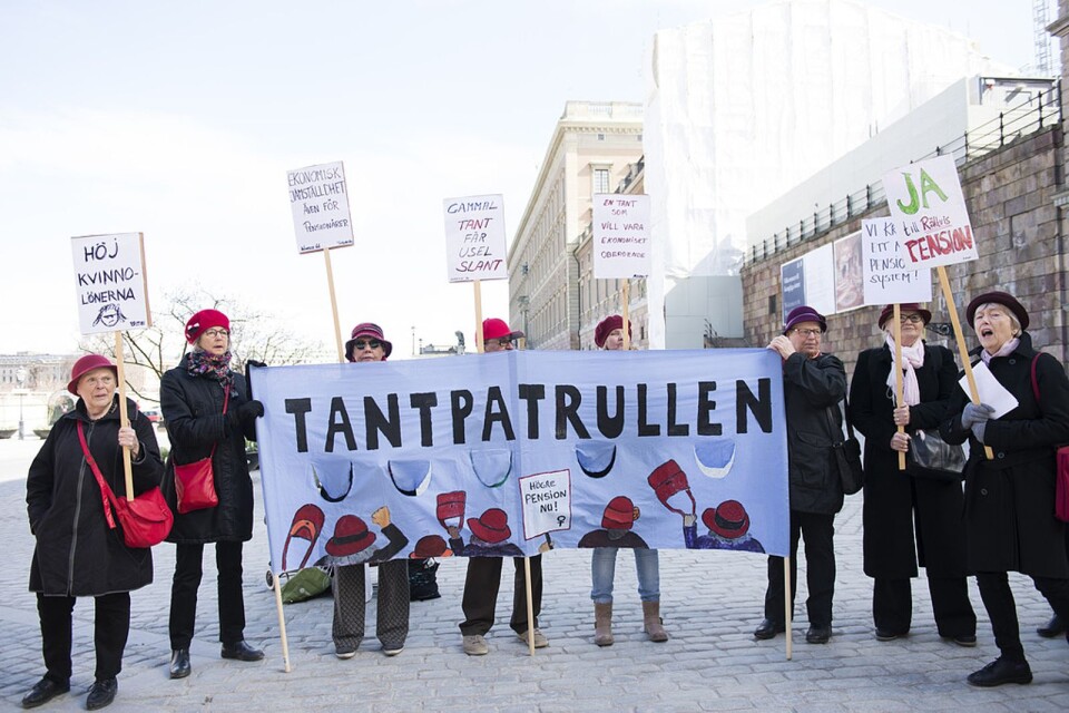 Tantpatrullen demonstrerar för ett nytt pensionssystem vid Mynttorget i Stockholm. Kvinnorna tjänar mindre i arbetslivet. D Foto: Henrik Montgomery / TT