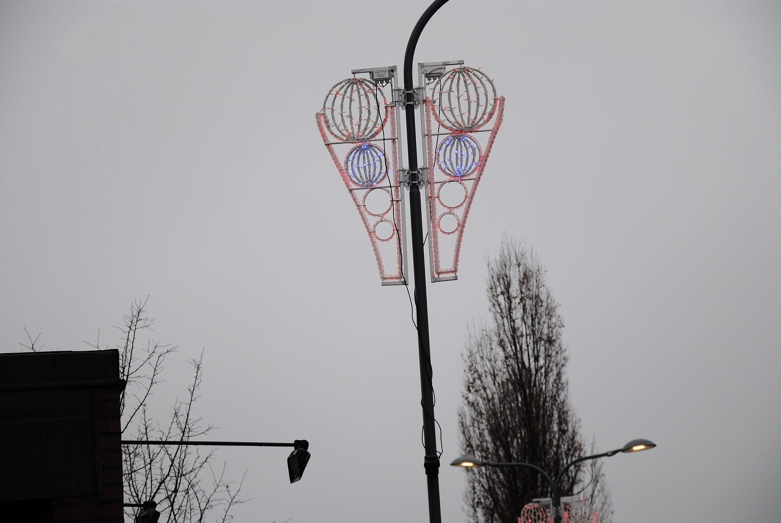 Cronos heter dekorationen vid Järnvägsgatan, som är ny för i år.   Foto: Stefan Olofson