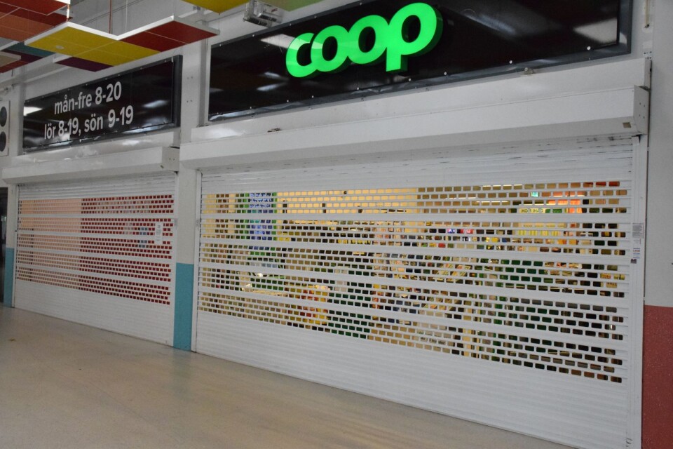Det finns ingen prognos för när Coop öppnar sina butiker igen. Kunderna uppmanas att hålla koll på butikerna i sociala medier. Där kommer det att stå n'är de vet mer.