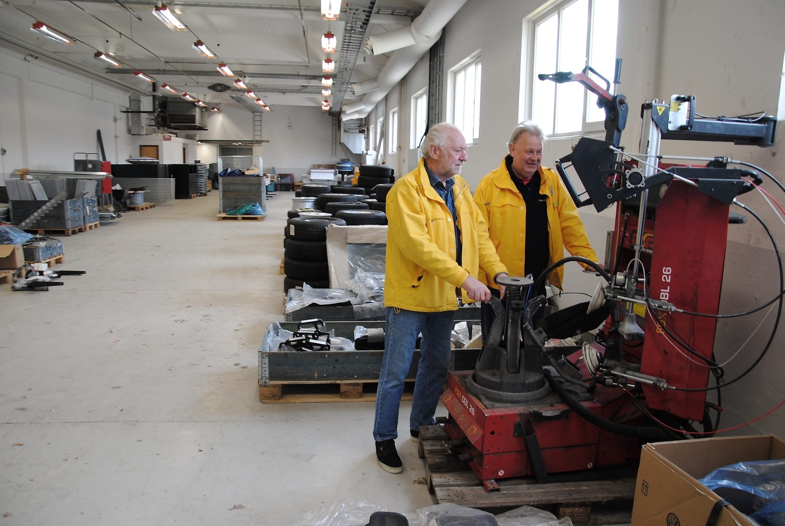 Ivar Bengtsson och presidenten Michael Persson i Lions Club Tyringe förbereder för auktion.