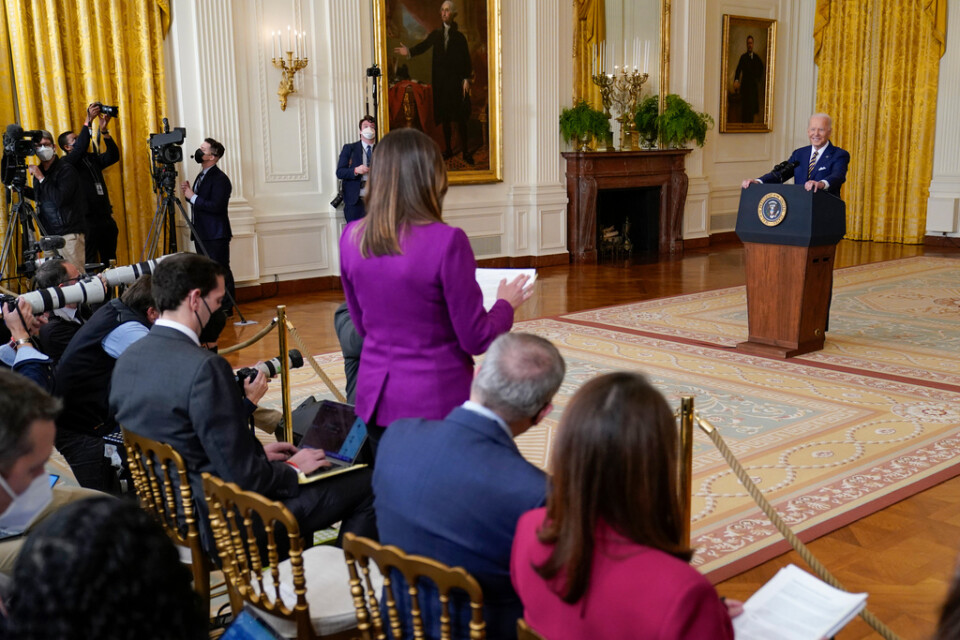 President Joe Biden lyssnar till frågor under onsdagens presskonferens i East room i Vita huset.