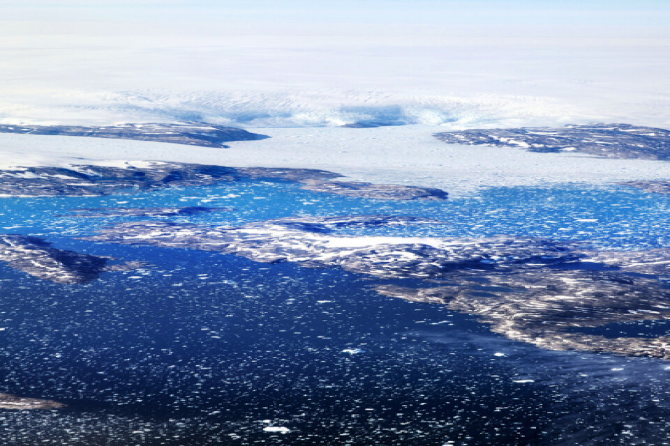 Isberg flyter i en fjord efter att ha kalvat från glaciärer i det grönländska istäcket, som täcker runt 80 procent av ön. Arkivbild.