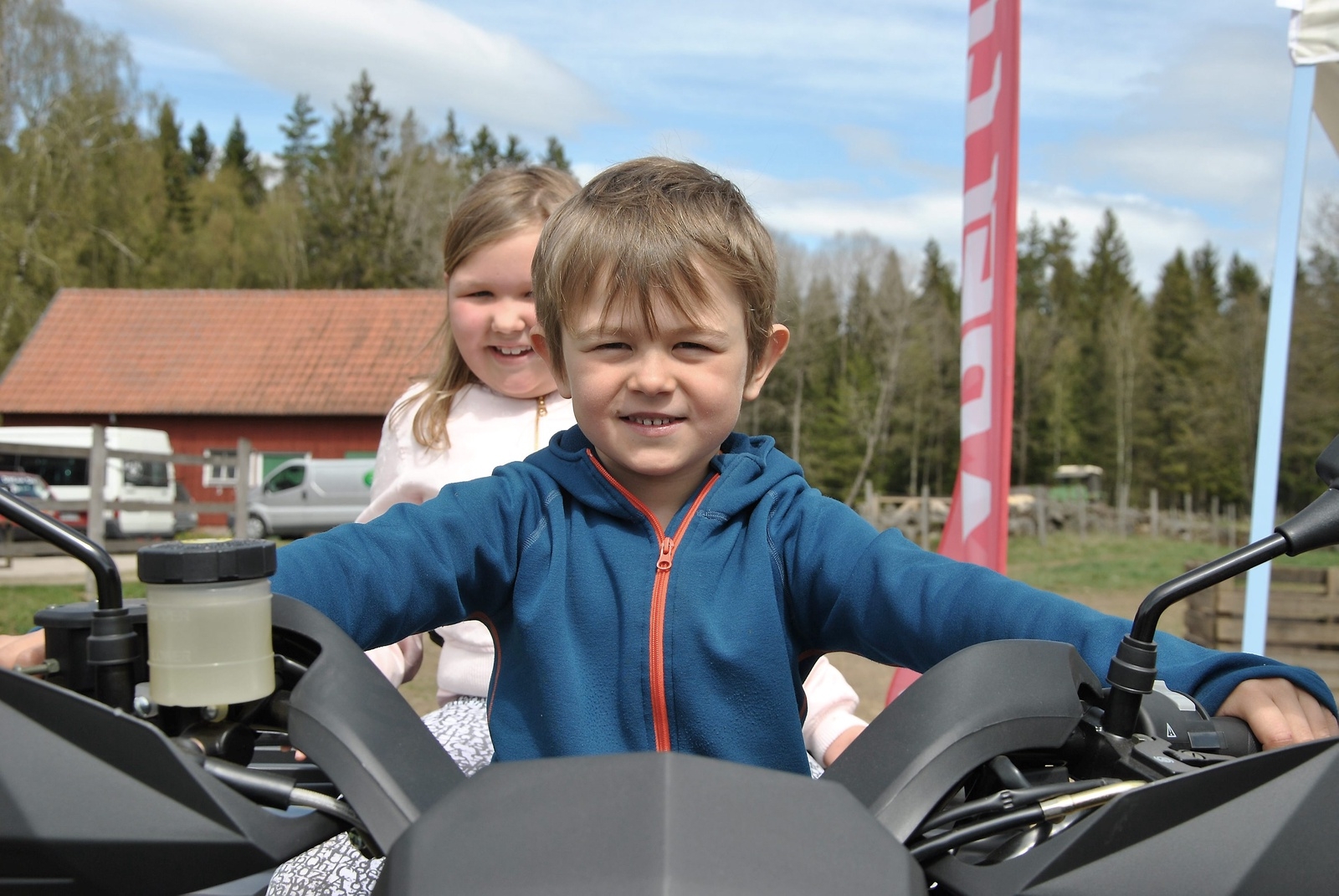 Olof Nilsson testade en ATV tillsammans med sin granne Maja Nilsson.