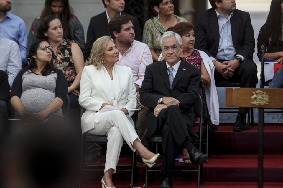 Chiles president Sebastián Piñera med frun Cecilia Morel inför en ceremoni vid presidentpalatset La Moneda i Santiago den 11 mars då han firade två år som president.