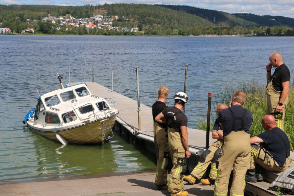 Allmänheten larmade om en båt som delvis gått på grund i närheten av reningsverket.