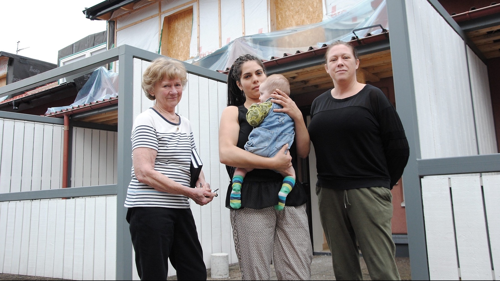 Ingrid Killberg, Susan Cederlov och Helena Dahlberg är några av de boende som gått samman för att kräva nedsättning av hyran.Foto: Kristina Höjendal