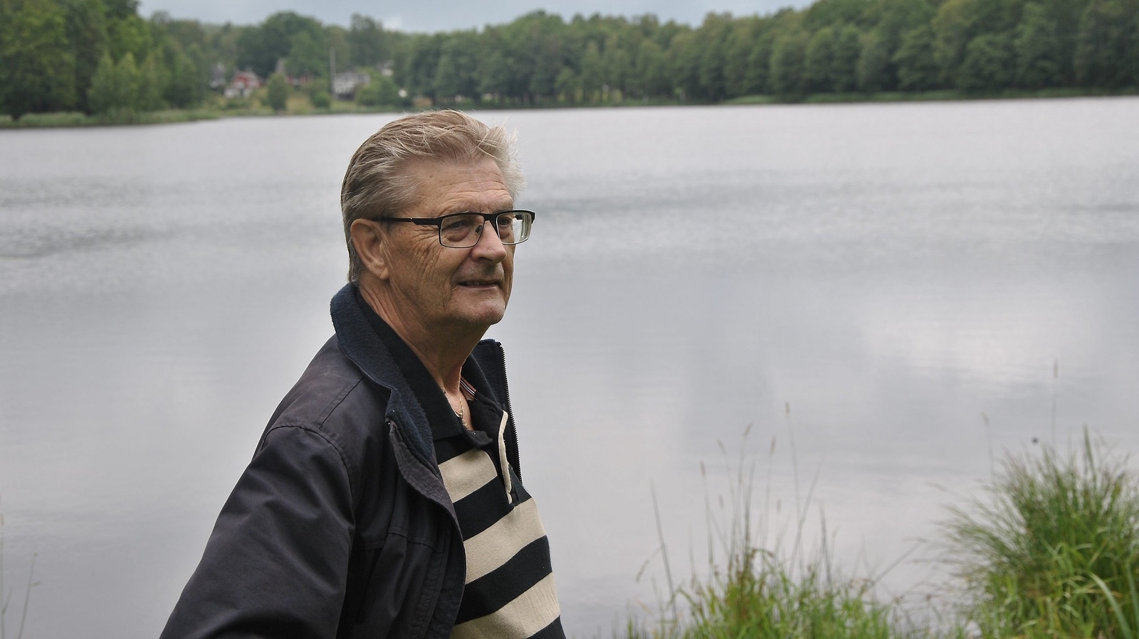 Kenneth Palmgren leder vandringen runt Lillasjön och bjuder även på flera lokala anekdoter.	 foto: Magnus Wahlström