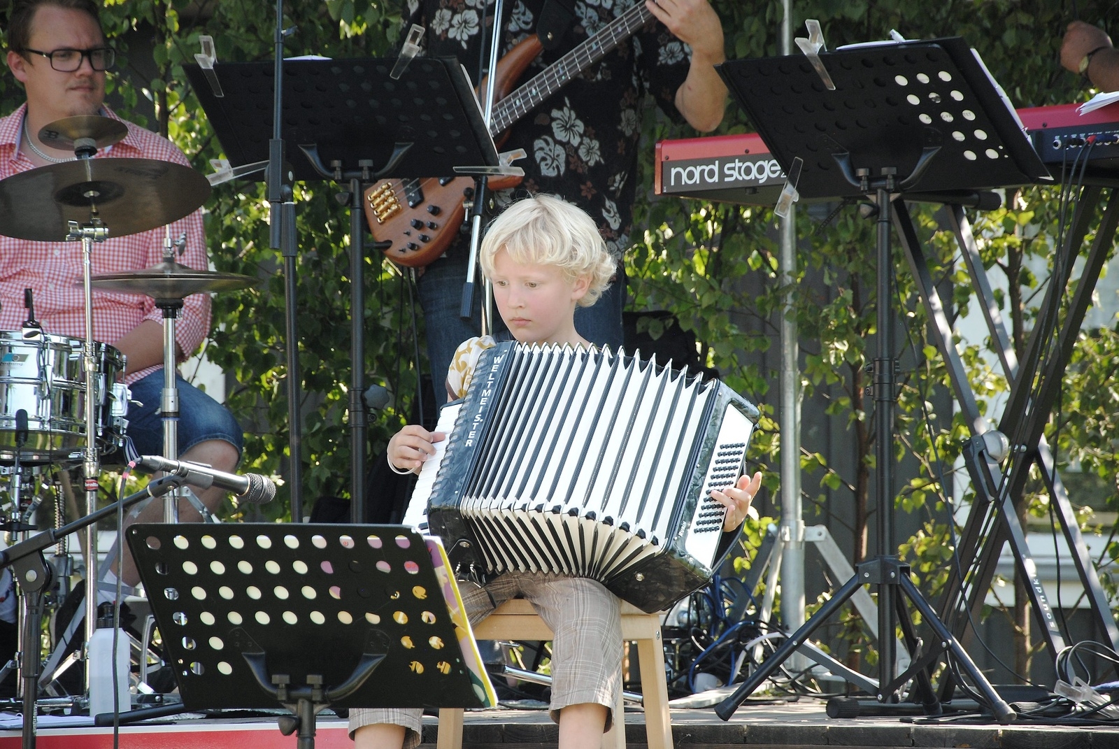 Sjuårige Elias Lind var en hejare på dragspel, och passade på att spela två låtar under allsången.