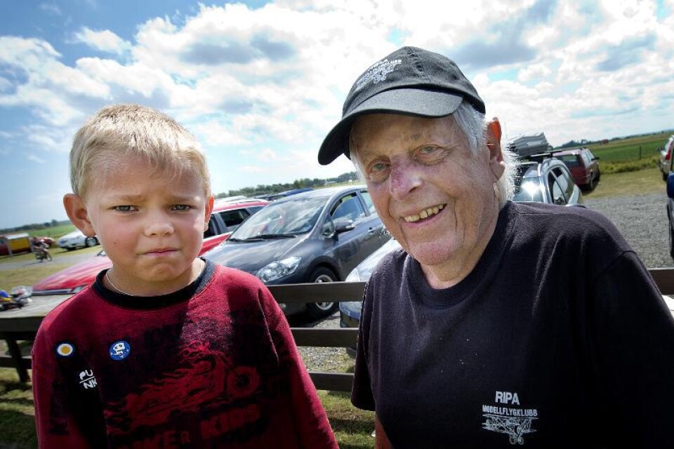 Den yngsta och den äldsta piloten på lägret. Otis Skovbye från Degeberga är sju år och Sten Hjalmarsson från Maglehem är 90 år.