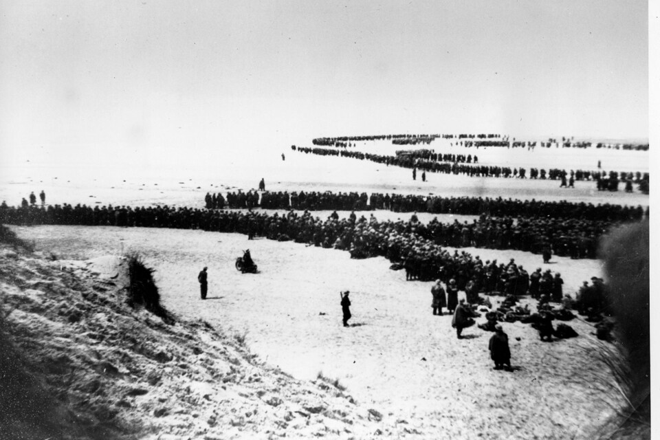 Brittiska och franska trupper väntar på att få lämna stranden i Dunkerque. 338000 soldater evakuerades, cirka 66000 blev kvar på stranden som sårade, tillfångatagna eller döda.
