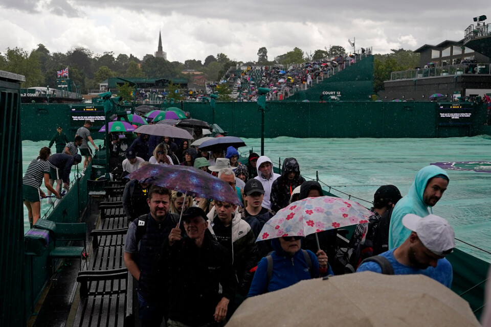 Regnet slår hårt mot Wimbledon.