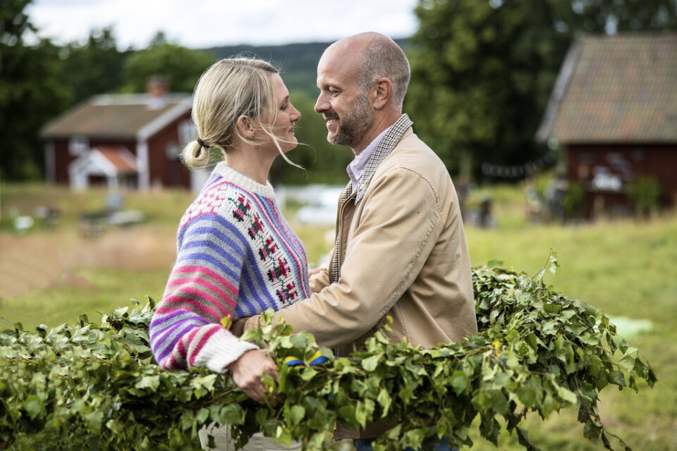 Sissela Benn och Fredrik Hallengren spelar Karin och Rudolf i "Sune: Uppdrag: Midsommar". Pressbild.