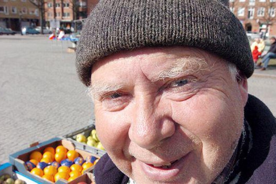 I ur och skur, i snart 54 år har Jan-Erik Persson torgat i Trelleborg. Det är inte många dagar han varit borta. Men en vecka hos EU i Bryssel har han hunnit med och ett besök i Oslo tillsammans med Bill Clinton. Bild: Claes Nyberg
