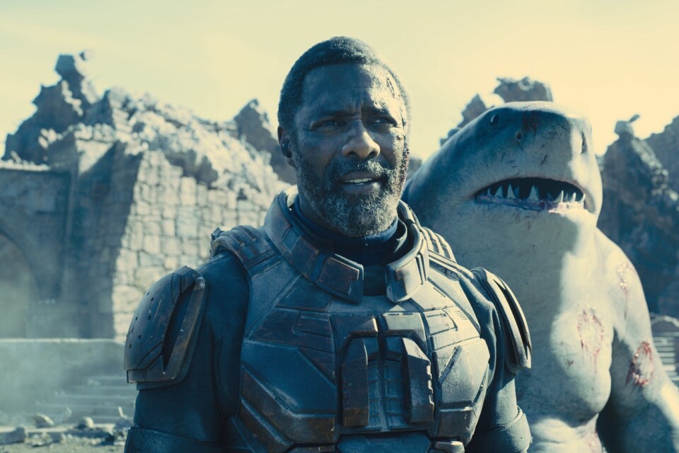 Bloodsport (Idris Elba) tillsammans med hajmonstret Nanaue (Sylvester Stallone) är väldigt bra på att döda på olika sätt och båda gör det mycket i "The Suicide Squad". Pressbild.