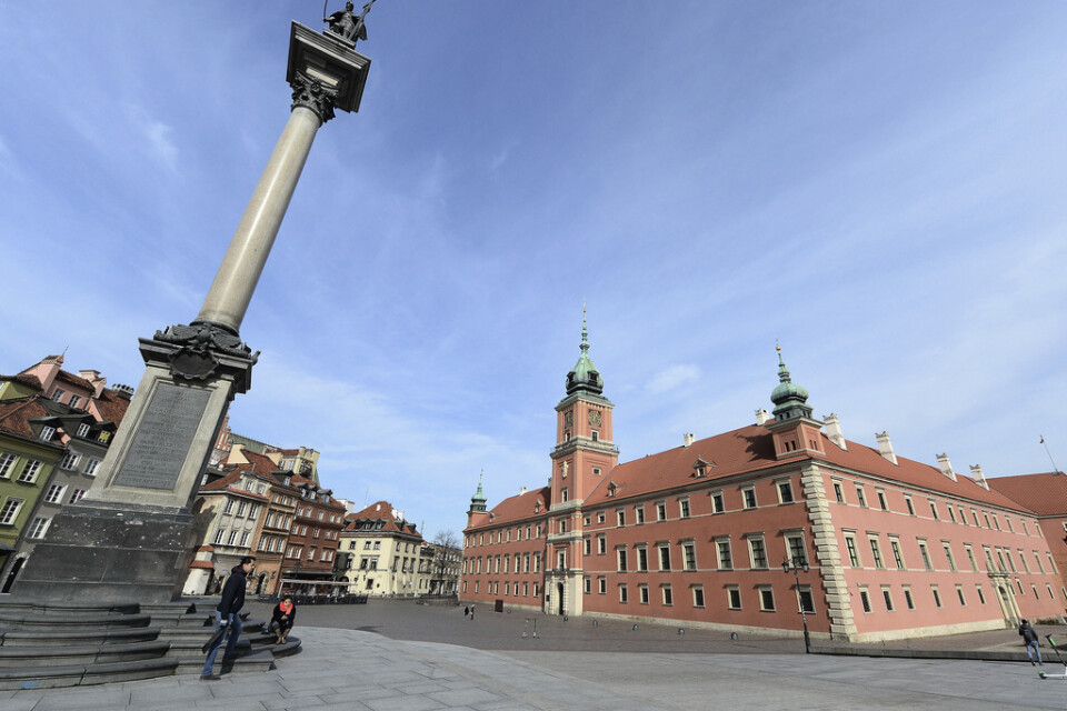 Polen har beslagtagit mängder av hembränd alkohol som kommer till gagn i arbetet mot viruset. Bilden visar ett folktomt Slottsplatsen i Warszawa i måndags. Arkivbild.