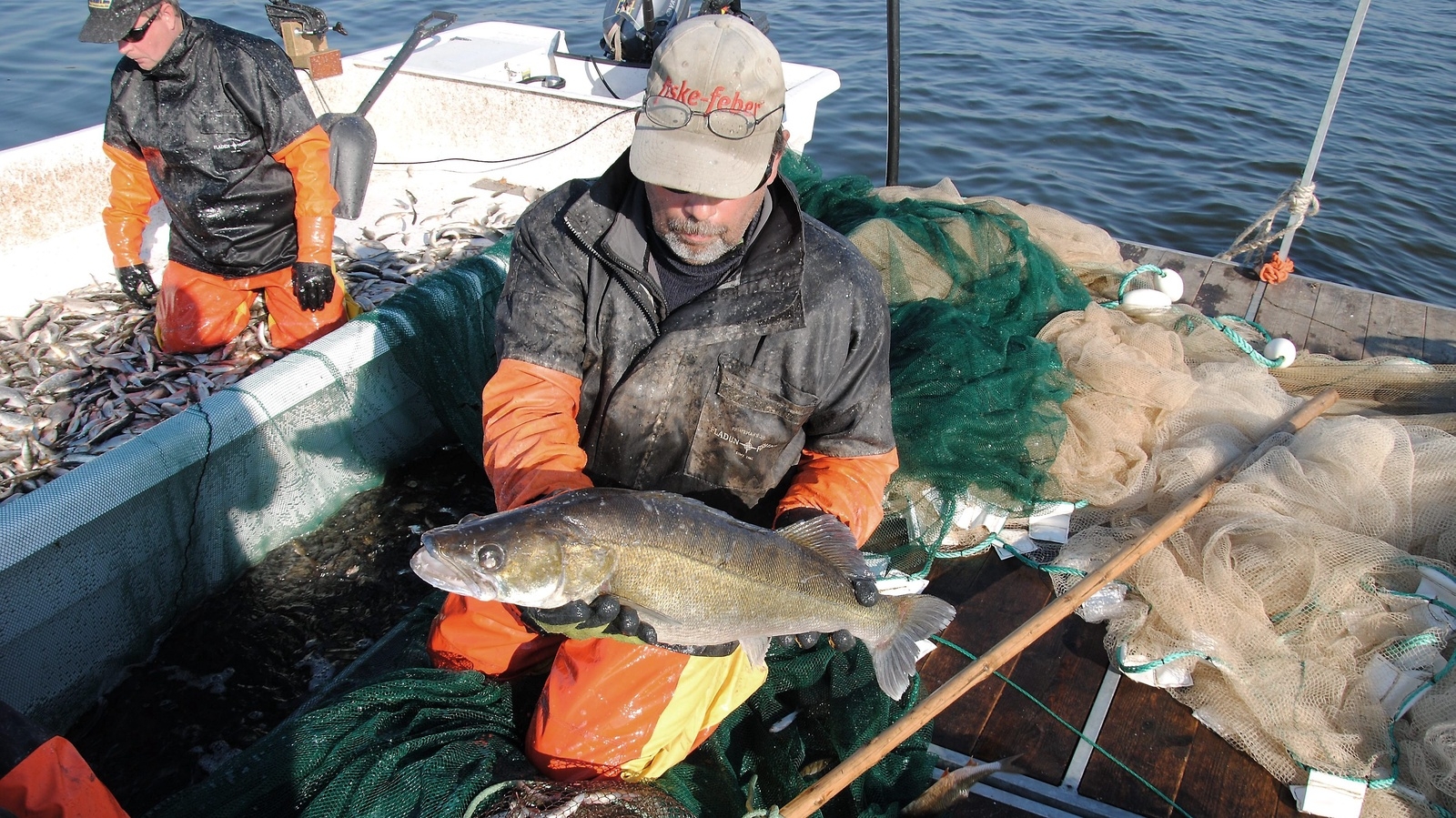 Mats Bengtsson visar upp en stor sutare. En inte helt vanlig fisk i Finjasjön. Foto:Stefan Olofson
