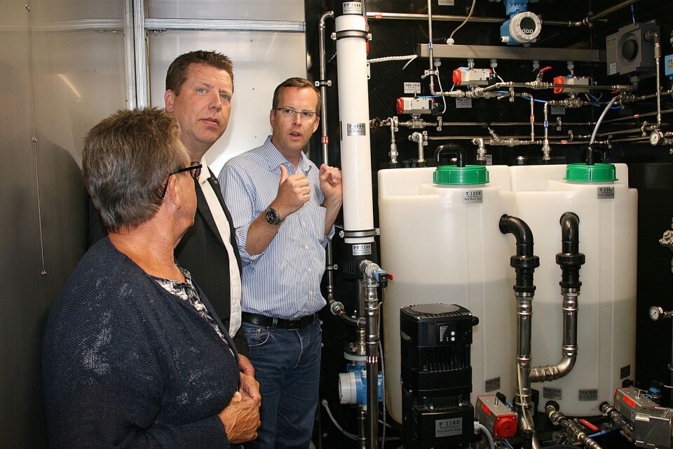 I juni förra året fick Henrik Yngvesson (mitten) och partikollegan Eva Folkesdotter Paradis information om vattenrening av Dirk Martin.