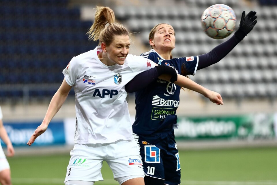 Jennie Nordin i Växjös vita bortatröjor i matchen mot Linköping. Växjös nyförvärv är en viktig kugge i backlinjen som ska stoppa Djurgården i hemmapremiären på Myresjöhus Arena.