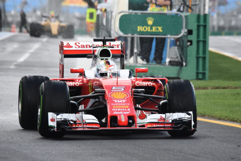 Tyske Sebastian Vettel i Formel 1-premiären i Australiens Grand Prix i Melbourne 2016. Nu är den, och flera andra lopp, inställda. Arkivbild.