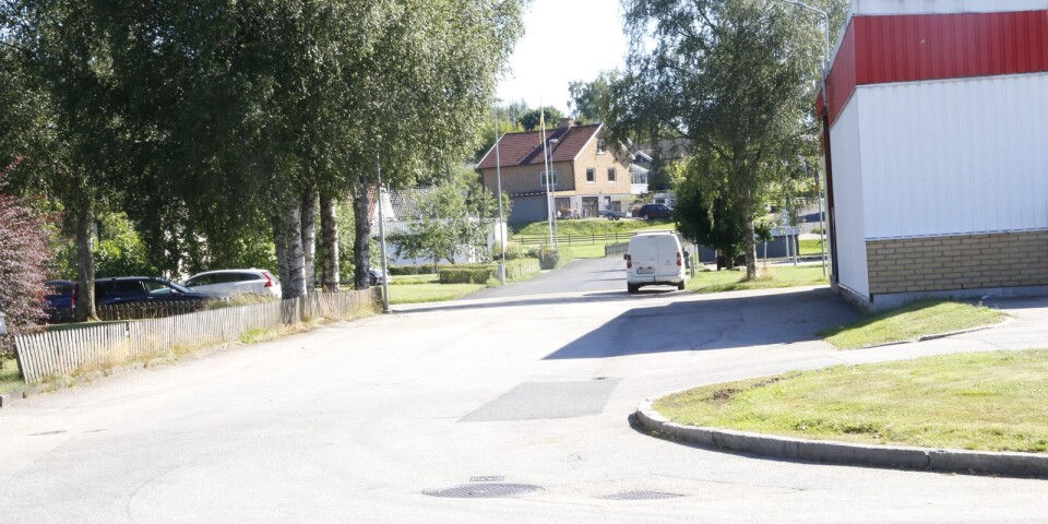 Boende ifrågasätter placeringen av nytt äldreboende och förskola när befintlig bebyggelse vid Biblioteksgatan i Gällstad.