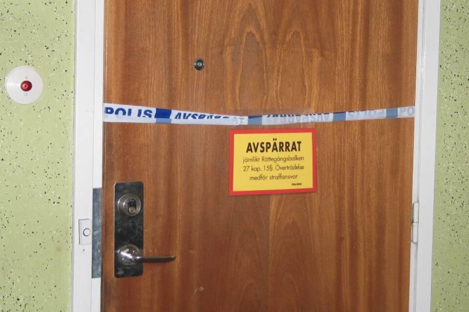 Polisen har spärrat av den aktuella lägenheten i Bromölla. Foto: Lars Ohlsson