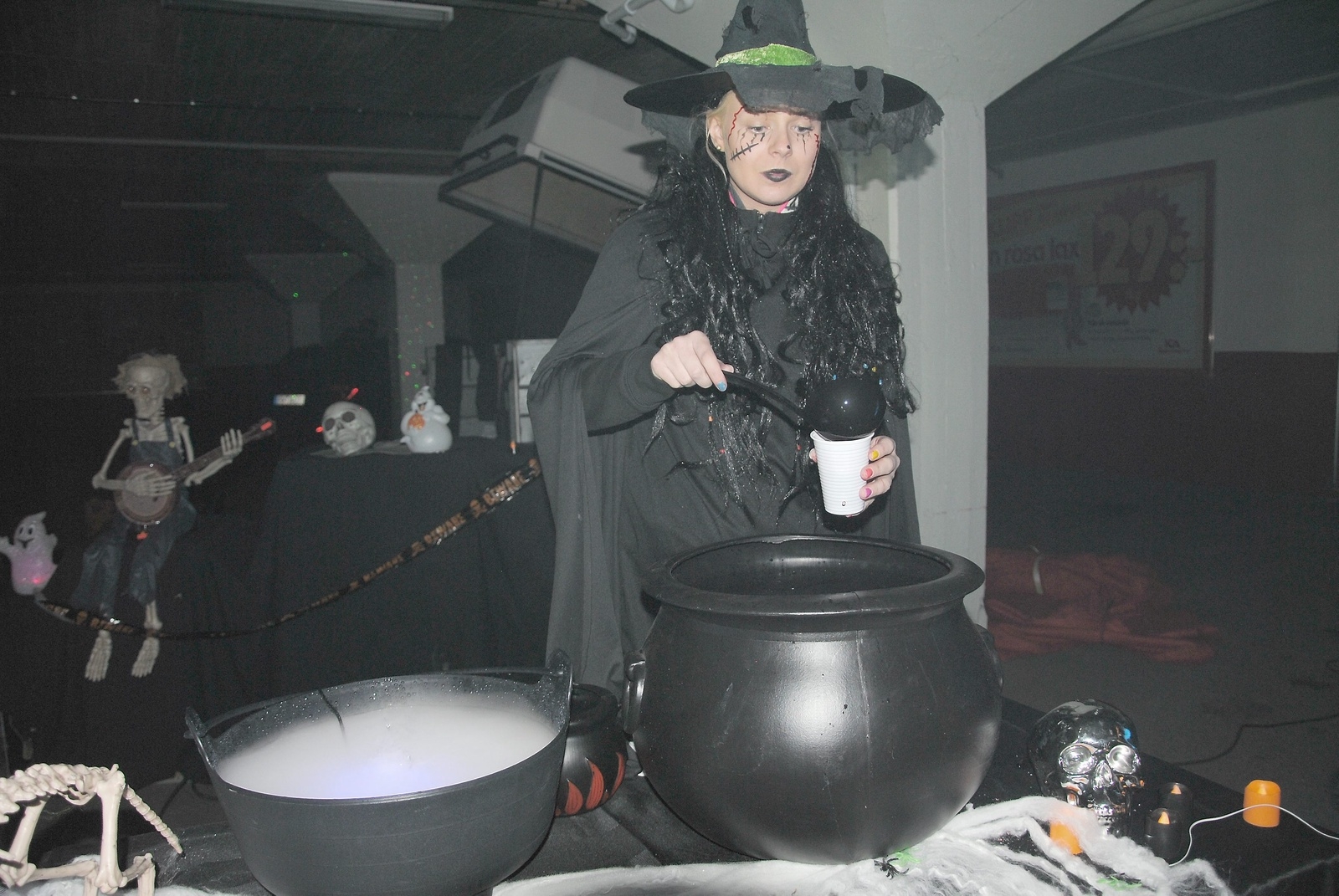 Magica de Hex serverade spökbrygd till besökarna. Foto: Peter Paulsson