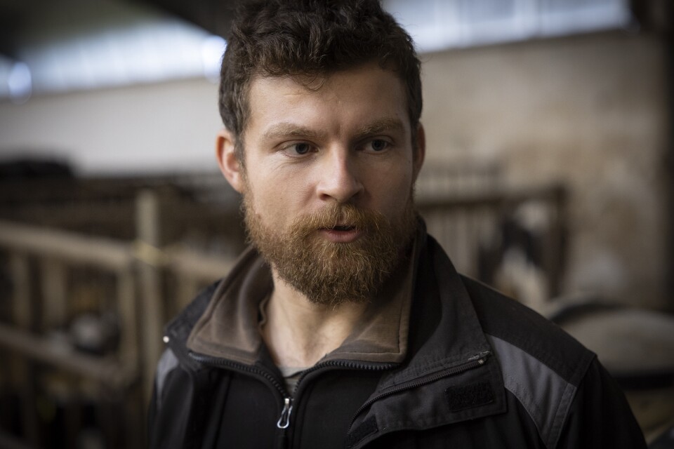 Mikael Jönsson är på väg att ta över en av de två mjölkgårdar som finns kvar i Ystads kommun. Hans familj levererar mjölken till Skånemejerier.