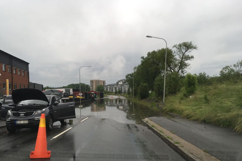 Översvämning på Hedentorpsvägen på onsdagsmorgonen.