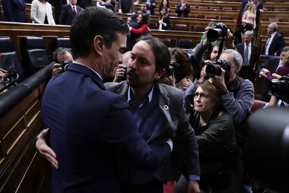 Socialdemokraten Pedro Sánchez och den mer vänsterradikale Palbo Iglesias från Podemos blir ny regeringschef respektive vice regeringschef. Spanien får sin första koalitonsregering sedan Francos dagar.