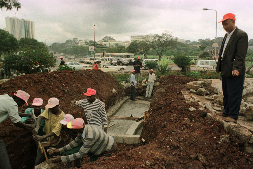 En kinesisk förman övervakar ett vägarbete i den kenyanska mångmiljonstaden Nairobi. Arkivbild.