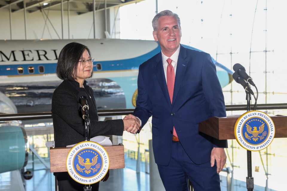 Taiwans president Tsai Ing-wen (till vänster) välkomnas det amerikanska representanthusets talman, republikanen Kevin McCarthy i Kalifornien. Mötet ses inte med blida ögon av Peking.