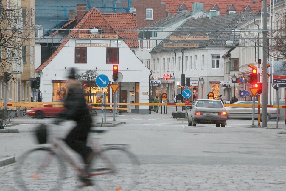 Fotgängare och bilister ska samsas på fortsättningen av Hamngatan i Ystad över Österleden. Men det blir på de gåendes villkor.