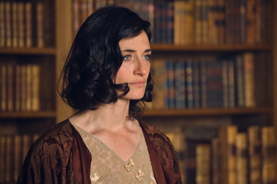 Natasha O'Keeffe som Thomas hustru Lizzie.