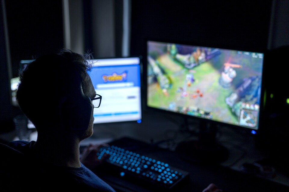 Datorspel ger nöje och gemenskap via nätet, men kan också locka till ett spelande som går ut över viktiga saker i livet.
