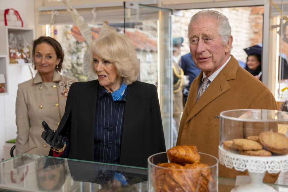 Camilla besöker Talbot Yard i Norra Yorkshire, tillsammans med kung Charles.