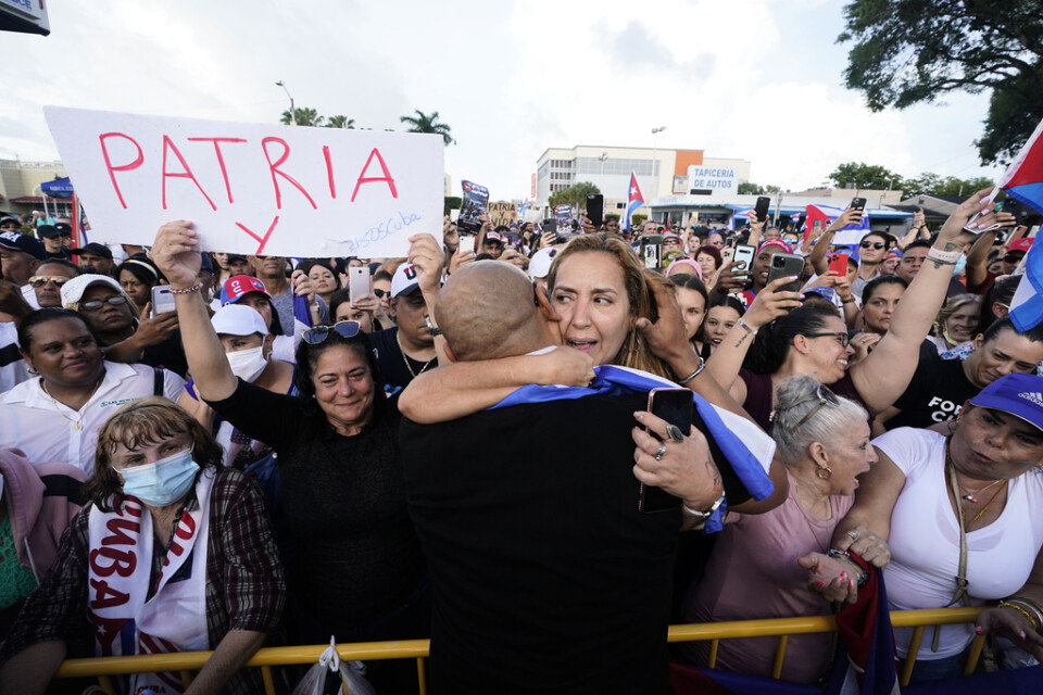 Den kubanske musikern Alexander Delgado från gruppen Gente de Zona, som från exilen i Florida medverkade i skapandet av låten "Patria y vida", omfamnar en demonstrant i Miami.
