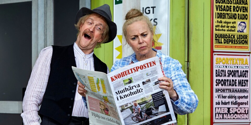 Mikael Riesebeck och Annika Andersson som Åsa-Nisse och Eulalia i nutidens Knohult i föreställningen ”Alla tiders Åsa-Nisse” som spelas till helgen i Borås.