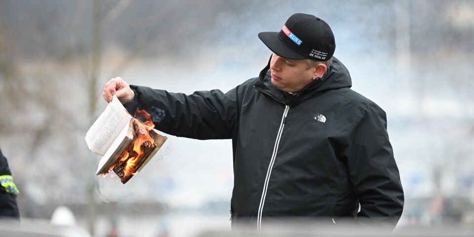 Den högerextreme politikern Rasmus Paludan som bränner en koran.