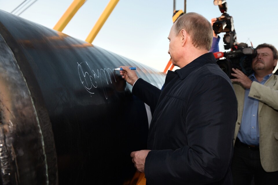 Rysslands president Vladimir Putin signerar ett rör vid en tidigare etapp av jättebygget Sila Sibiri. Arkivbild.