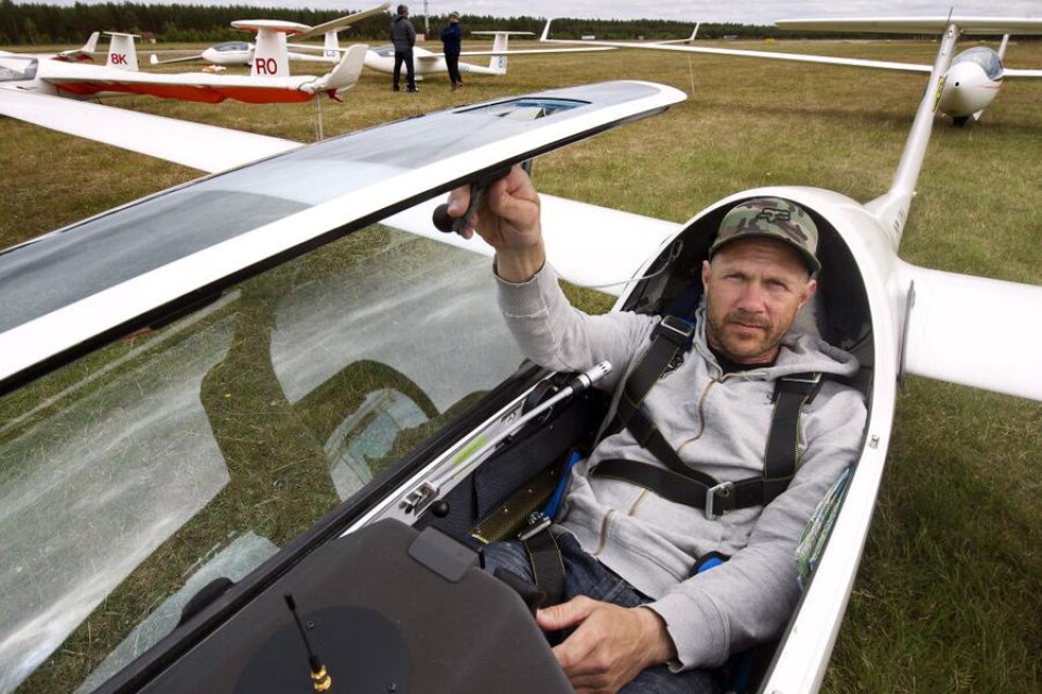 Peter Isacsson i sitt flygplan, som har en tillåten maxhastighet på 280 kilometer i timmen.