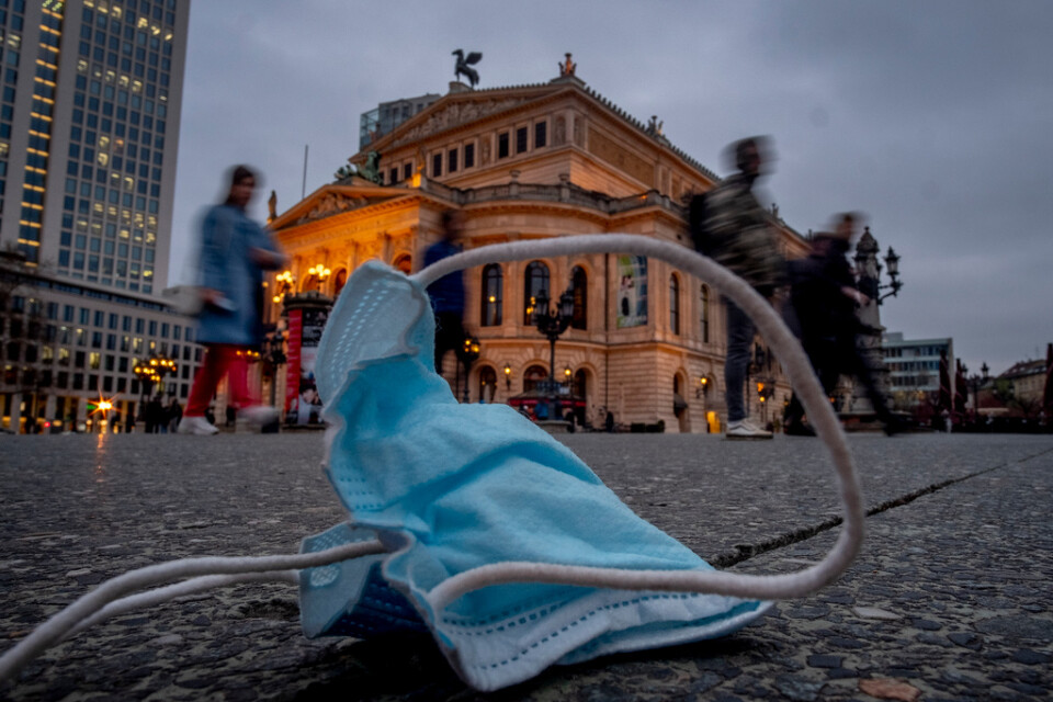 En munskydd som har slängts på gatan i Frankfurt. Arkivbild.