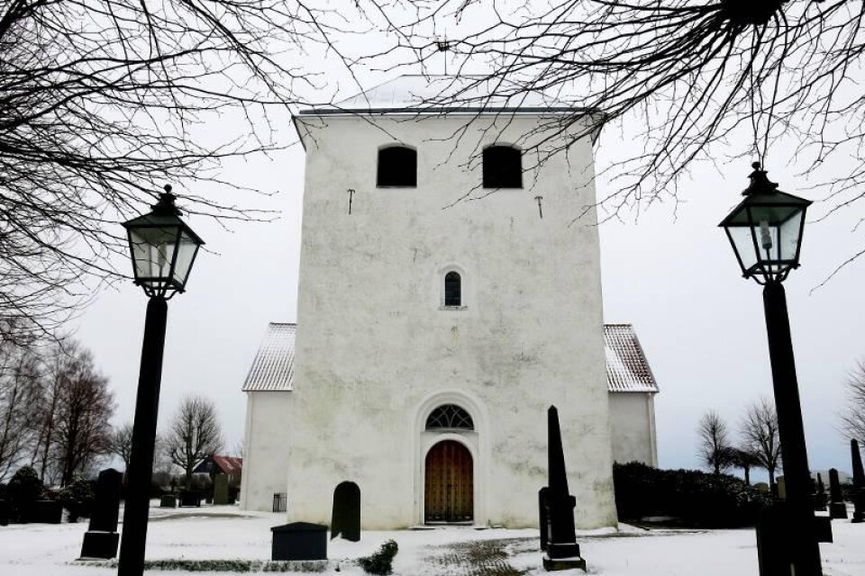 Bolshögs kyrka har ännu en gång fått en fönsterruta krossad.