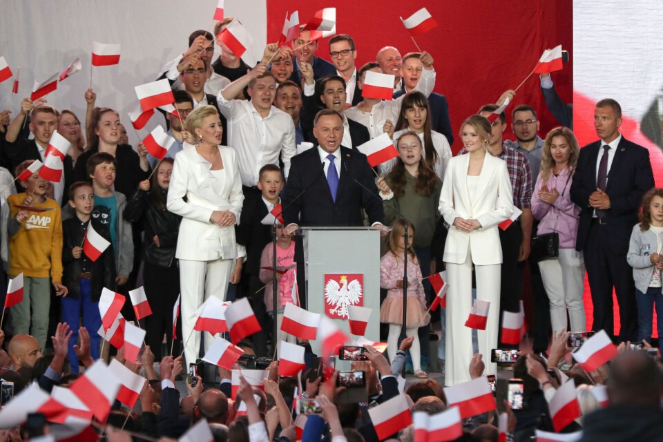 President Andrzej Duda tillhörande nationalkonservativa Lag och Rättvisa sitter kvar vid makten.