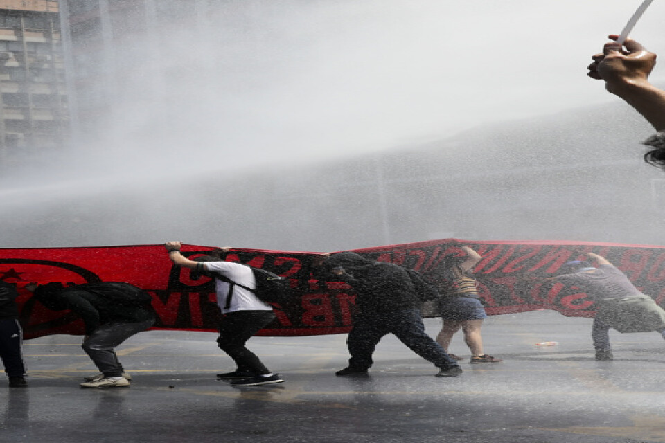 Även om onsdagens protester var lugnare än tidigare sattes vattenkanoner in mot demonstranter i Chiles huvudstad Santiago.