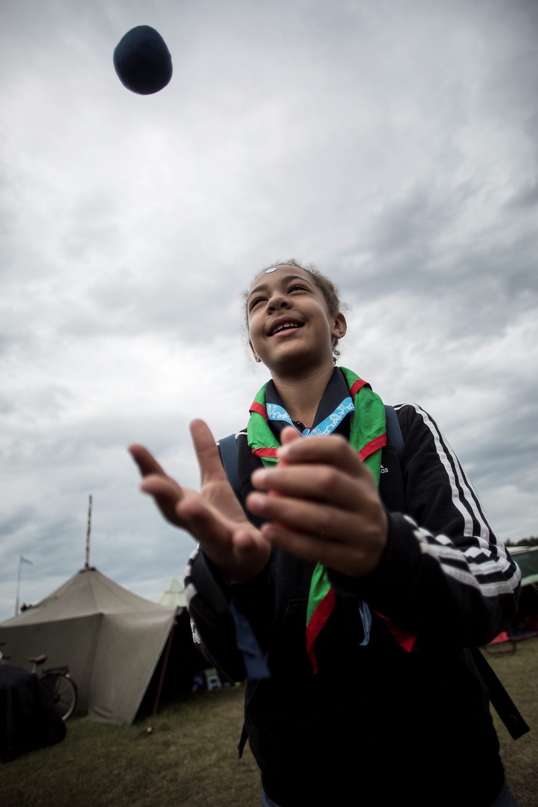 Savannah Kayondo, 10, från Kristianstad gillar att vara utomhus t och trivs som scout.