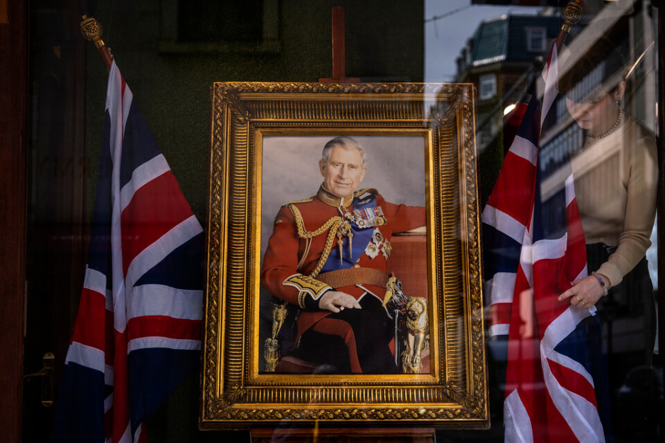 Porträtt av kung Charles III pryder många skyltfönster i den brittiska huvudstaden.