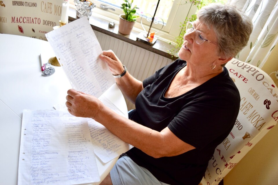 Eva Larsson granskar namnlistorna. ”När vi pratade med grannarna förstod vi ju att alla kände likadant”, säger hon.