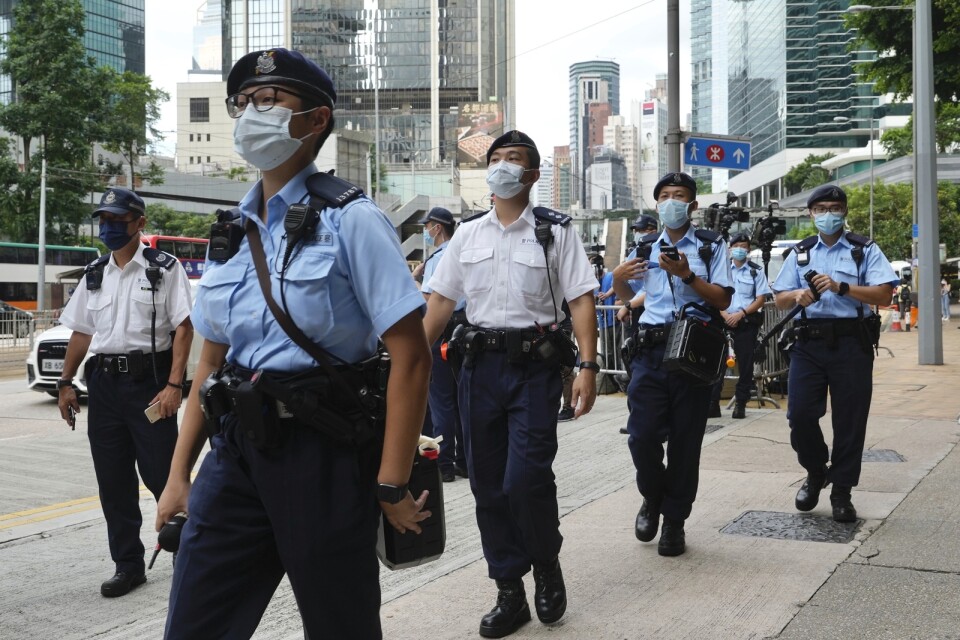 Hongkongeser får förlängt uppehållstillstånd i USA på grund av det politiska förtrycket hemmavid. Här vaktar polis en domstol i Hongkong fredag förra veckan.