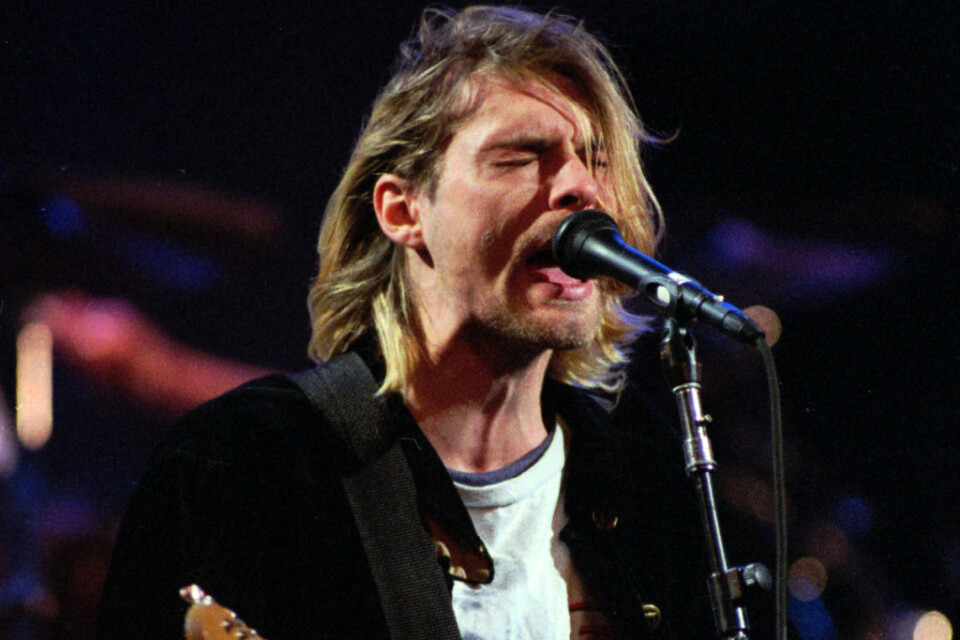 Framlidne Nirvana-sångaren Kurt Cobain på scen i Seattle 1993. Medlemmarna Krist Novoselic och Dave Grohl är fortfarande i livet. Arkivbild.
